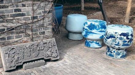 Vor dem Vergessen bewahren. Ai Weiwei hat sich lange auch als Sammler betätigt. Im Hof seines Studios im Nordosten Pekings finden sich zahlreich antike Objekte und chinesische Vasen.