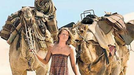 Der Film basiert auf einer wahren Geschichte. Mia Wasikowska ist Robyn Davidson, die 1977 allein durch die australische Wüste lief.. 