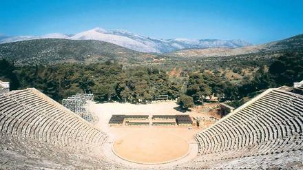 Naturschauspiel. Das Theater von Epidauros auf dem Peloponnes geht auf das 3. Jahrhundert v. Chr. zurück. Noch heute finden dort Aufführungen statt.  