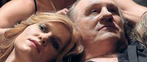 Skandal! Gérard Depardieu spielt einen sexsüchtigen Banker, Ähnlichkeiten mit lebenden Personen beabsichtigt. 