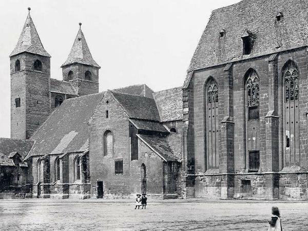 Die Halberstädter Paulskirche vor ihrer Zerstörung im April 1945. Die Ruine wurde 1970 zugunsten von Plattenbauten abgerissen. 