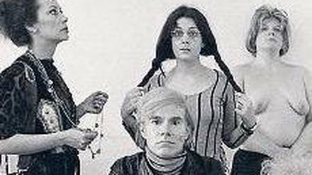 Im Mittelpunkt. Dieses Foto von Cecil Beaton aus den 60er Jahren zeigt Ultra Violet hinter Andy Warhol, neben ihr weitere "Factory-Girls": Ingrid Superstar (l.) und Birgit Berlin. 