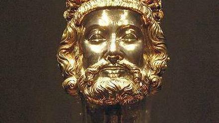 Schatzkammergut. In der Aachener Karlsbüste von 1350, einem Meisterwerk gotischer Goldschmiedekunst, wird die Schädeldecke Karls des Großen als Reliquie verwahrt. 