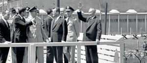 Sportsfreunde. Kennedy, Brandt und Adenauer am Checkpoint Charlie – im Jahr von Brandts Olympiavorstoß, 1963.