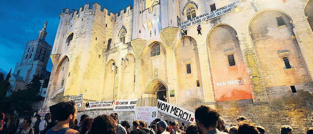 Irgendwie geht es doch weiter. Proteste am Papstpalast von Avignon zum Auftakt. Inzwischen sind die ersten Stücke des Festivals über die Bühne gegangen.