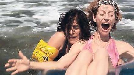 Meeresrauschen, zum letzten Mal. Die aidskranke Martha (Lisa Owen, rechts) lässt sich die Lebenlust nicht nehmen und reißt sogar die scheue Supermarktverkäuferin Claudia (Ximena Ayala) aus ihrer Einsamkeit. 