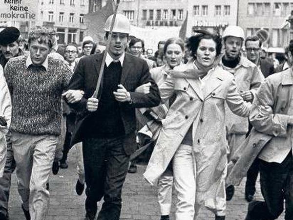 Als einst die linke Studentenbewegung Fahrt aufnahm (hier ein Bild aus Bonn vom Sternmarsch 1968), war Oskar Negt als Wortführer dabei.