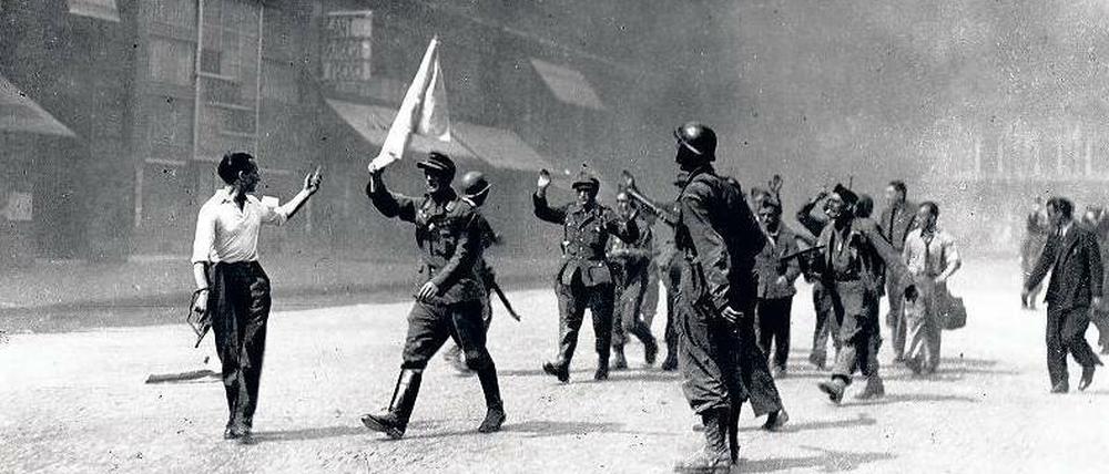 Weiße Fahne. Deutsche Soldaten im August 1944 in Paris, Avenue de l’Opéra.