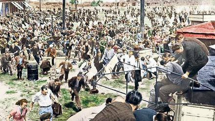 Der Aufstand. 17. Juni 1953: Demonstranten flüchten vor sowjetischen Panzern am Potsdamer Platz ( kolorisiertes Bild). Brecht fragte darauf in „Die Lösung“: „... Wäre es da/Nicht doch einfacher, die Regierung/Löste das Volk auf und /Wählte ein anderes?“. 