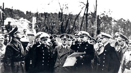 Hitler besichtigt mit seinen Generälen die eroberte Westerplatte in Danzig.