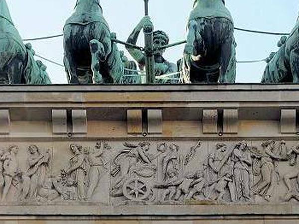 Preußisch-holländische Allianz. König Friedrich Wilhelm II. und seine Schwester Wilhelmine von Oranien sind auf dem Relief am Brandenburger Tor allegorisch dargestellt – er als Herakles (rechts), sie als Friedensgöttin Eirene im „Zug des Friedens“ (Bild Mitte, auf dem Wagen). 