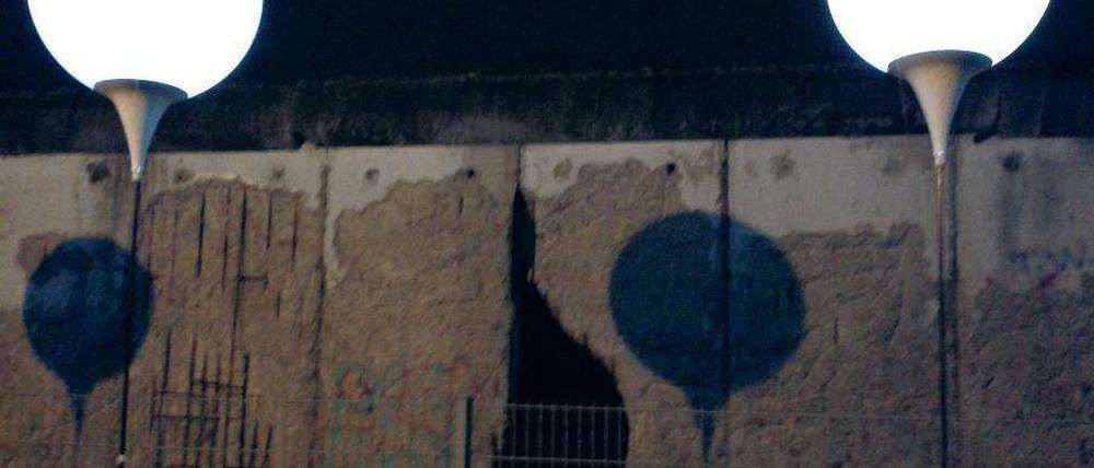 Schon Erinnerung. Ballons und ihr Schatten - am Sonntag an der Niederkirchnerstraße. 
