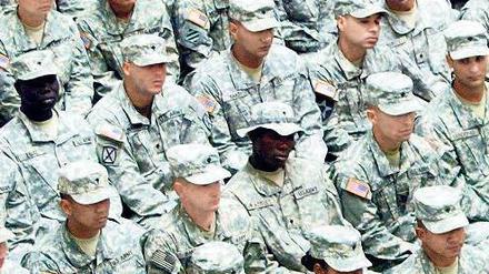 Der Krieg als bürokratischer Akt. US-Soldaten im Jahr 2007, bei einer Zeremonie in Camp Victory bei Bagdad.