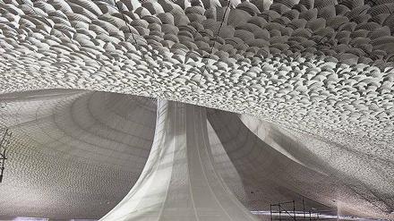 Futuristisch. Blick auf die Deckenverschalung im Saal der Elbphilharmonie. Die „Weiße Haut“ soll den Schall bestmöglich im Raum verteilen.