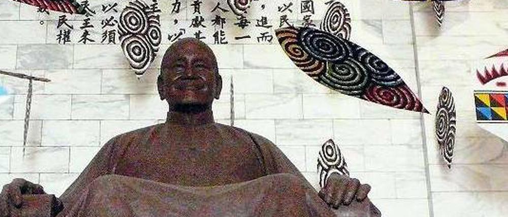Die Statue von Taiwans Staatsgründer Chiang Kai Shek (1887–1975) in der nach ihm benannten Memorial Hall in Taipeh.