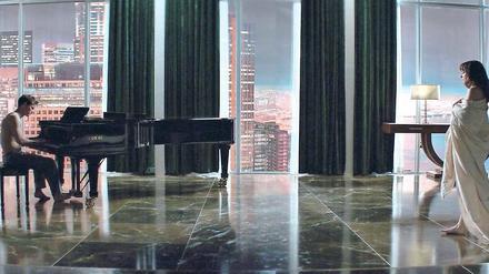 Weit weg vom Sexschocker: "Fifty Shades Of Grey" kommt beinahe ohne explizite Szenen aus. Dakota Johnson spielt die 21-jährige Literaturstudentin Anastasia Steele, Jamie Dornan den Milliardär Christian Grey.