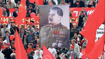 Kommunistische Demonstranten huldigen in Moskau dem Diktator Stalin, 1. Mai 2010.