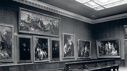 Der legendäre Rubens-Saal im damaligen Kaiser-Wilhelm Museum, 1916. Die Werke von Rubens und van Dyck, die dort an der Wand hingen, sind mit Ausnahme zweier Rubens-Porträts alle 1945 verbrannt.