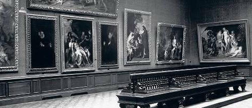Der legendäre Rubens-Saal im damaligen Kaiser-Wilhelm Museum, 1916. Die Werke von Rubens und van Dyck, die dort an der Wand hingen, sind mit Ausnahme zweier Rubens-Porträts alle 1945 verbrannt.
