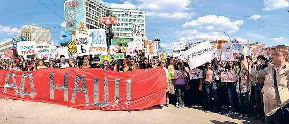 Absurdes Theater. Künstler Artem Loskutov organisiert in Novosibirsk „Monstrationen“, satirische Demonstrationen. Auf dem Banner steht „Die Hölle ist unser“. 