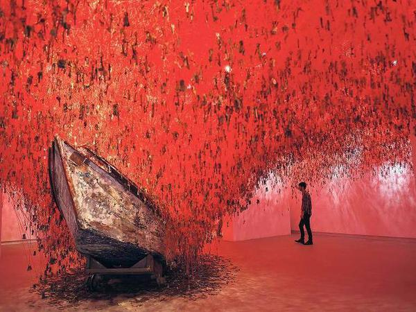 "The Key in the Hand", eine Installation der in Berlin lebenden Künstlerin Chiharu Shiota im japanischen Pavillon.