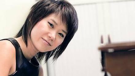 Ungestüm. Yuja Wang, 28, stammt aus Beijing und ist längst ein Star der Konzertpodien. Bei der Deutschen Grammophon hat sie Prokofjews 2. Klavierkonzert mit Gustavo Dudamel und den Simón-Bolívar-Sinfonieorchester eingespielt. 