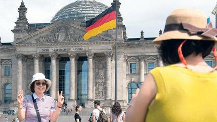 Norman Foster hat als Architekt der Reichstagskuppel Bildrechte an seinem Werk. Die private Nutzung des Schnappschusses ist kein Problem, aber wer das Foto posted, überlässt Facebook auch die Rechte zur kommerziellen Nutzung. 