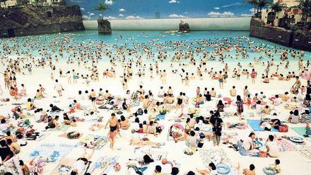 „Ocean Dome“ (1996), eine Fotografie von Martin Parr. F
