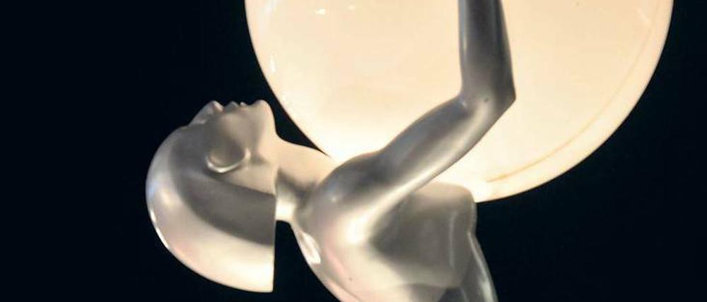 Tschechischer Oscar. Die Siegertrophäe des Filmfestivals im ehemaligen Karlsbad ist ein Kristallglobus, der von einer modernistischen Schönheit getragen wird. 