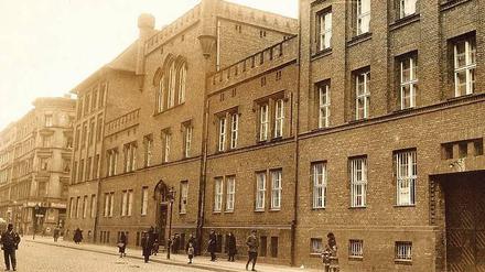 Das Gefängnis auf einer Fotografie von 1925. Heute befindet sich an dieser Stelle eine Verkehrsschule.