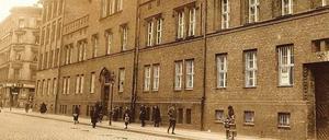 Das Gefängnis auf einer Fotografie von 1925. Heute befindet sich an dieser Stelle eine Verkehrsschule.