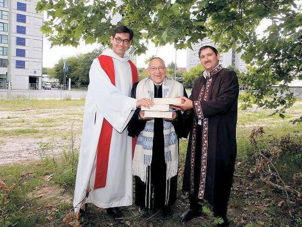 Auf der Berliner Spreeinsel soll das „House of One“ entstehen. Im Sommer 2014 begann die Spendenkampagne – hier mit Pfarrer Gregor Hohberg, Rabbiner Tovia Ben-Chorin und Imam Kadir Sanci (von links).