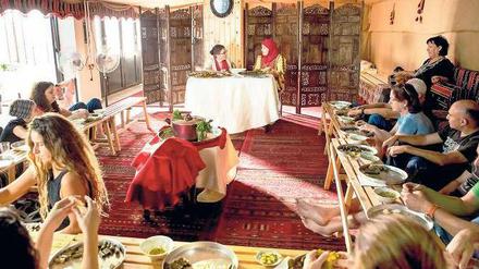 Gemeinschaftsküche. Bei „Sami’s Mother“ (am Tisch hinten rechts) werden lokale Köstlichkeiten zubereitet und Geschichten aus Völkern und Religionen erzählt.