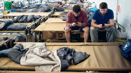 Nabelschnur. Zu den wenigen Dingen, die Flüchtlinge mitnehmen können, zählt fast immer ein Smartphone.