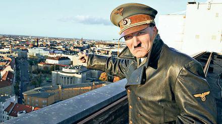 Achtung Berlin. Adolf Hitler (Oliver Masucci) betrachtet seine alte und neue Bühne. 