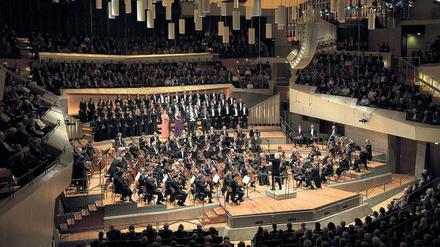 Die Berliner Philharmoniker und der Rundfunkchor spielen Beethovens Neunte.