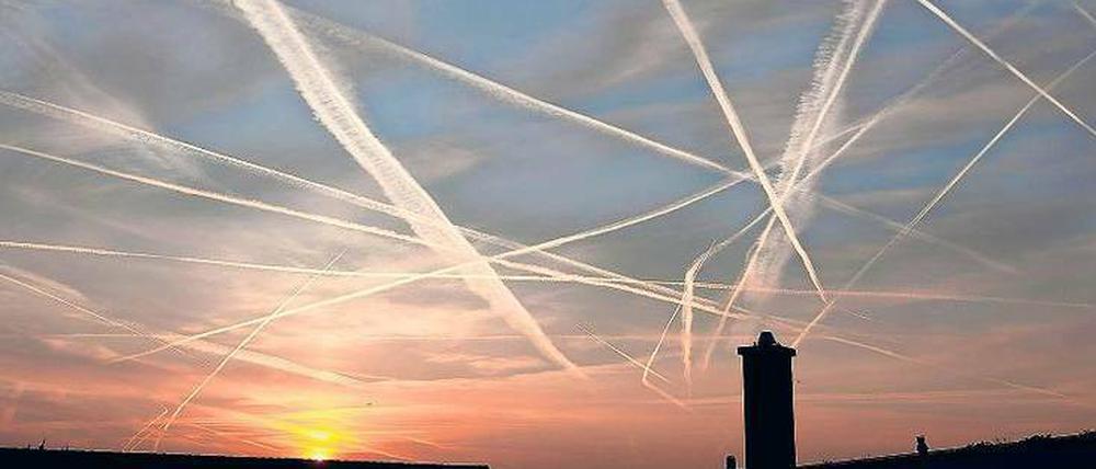 Himmelszeichen. Über die Kondensstreifen von Flugzeugen wird wild spekuliert. Die "Chemtrails" enthalten angeblich Chemikalien, die das Klima verändern und Menschen vergiften.