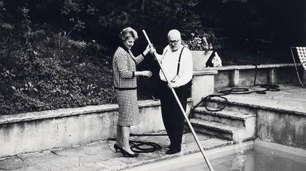 Paar am Pool. Friedrich Dürrenmatt und seine erste Ehefrau Lotti im Garten ihres Hauses in Neuchâtel. 