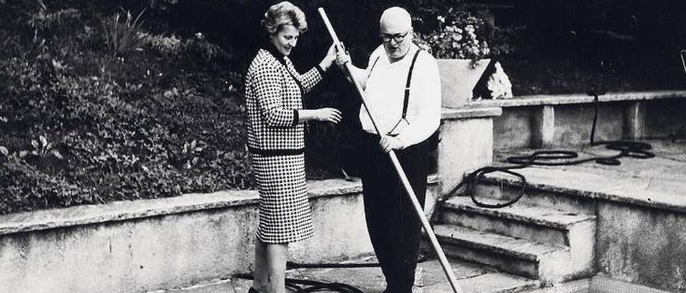 Paar am Pool. Friedrich Dürrenmatt und seine erste Ehefrau Lotti im Garten ihres Hauses in Neuchâtel. 