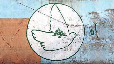 Friedenssymbol. Die Zeder der libanesischen Flagge in weißer Taube. 
