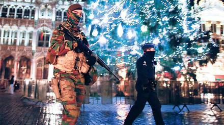 Wachsam. Ein Soldat patrouilliert auf der Grand Place in Brüssel. 