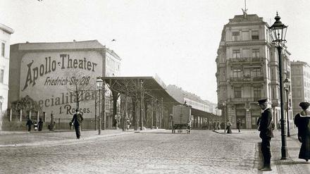 Autofreie Stadt. Berlin ist auf den Aufnahmen von Eckenstehern, Spaziergängern und Menschen mit Lastwagen bevölkert. An der Gitschiner Straße (großes Bild) stand um 1900 der Anfangsbau der Hochbahn. 