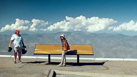 Touristen? Nicht wirklich. Isabelle Huppert und Gérard Depardieu spielen ein seit 25 Jahren getrenntes Paar namens Isabelle und Gérard, dessen Sohn sich das Leben genommen hat. Sein letzter Wunsch: Sie sollen gemeinsam fünf Orte im Death Valley aufsuchen. 