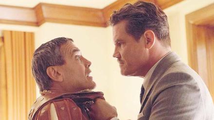 Mitarbeitergespräch. Aufräumer Eddie Mannix (Josh Brolin, r.) nimmt den Bibelfilmstar Baird Whitlock (George Clooney) zur Brust. 