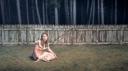 Unheimlich. In „Girl Asleep“ träumt sich Greta (Bethany Whitmore) in den Wald.