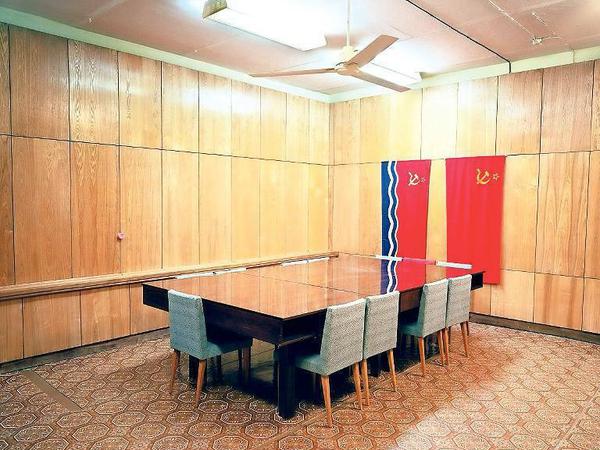 Holzgetäfelte Gemütlichkeit. Konferenzraum in einem Atomschutzbunker im lettischen Ligat. 