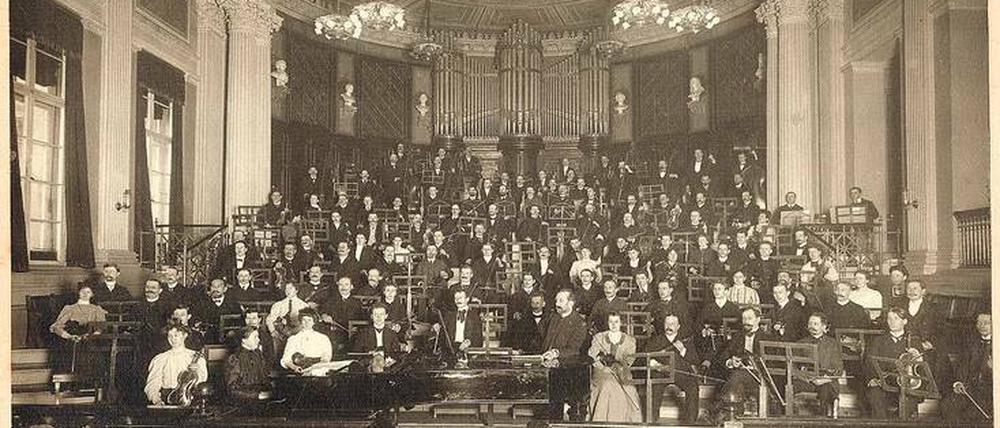 Das damals noch „Orchesterverein Berliner Musikfreunde“ genannte Ensemble 1906 mit Dirigent Max Grünberg in der Berliner Singakademie Unter den Linden, heute Maxim-Gorki-Theater.