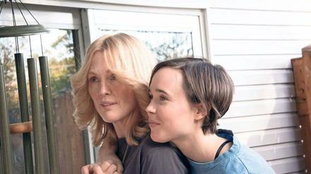 Laurel (Julianne Moore) und Stacie (Ellen Page) in „Freeheld“. 
