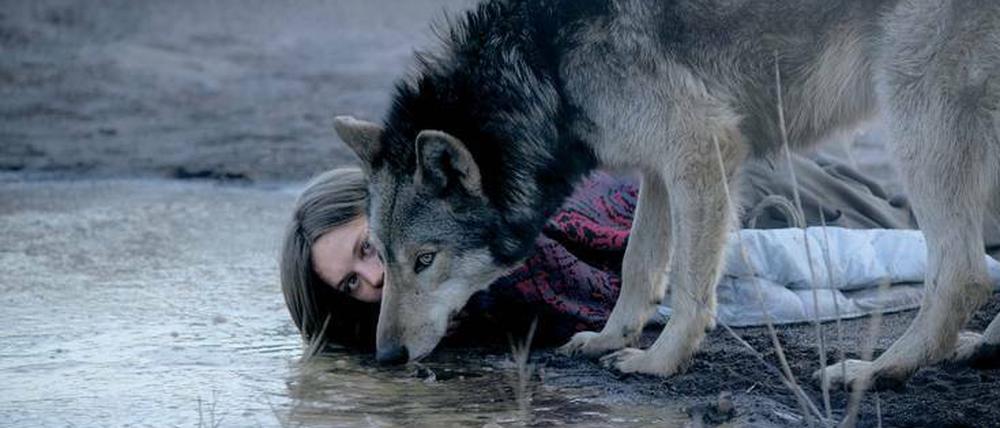 Außergewöhnliches Paar. Ania (Lilith Stangenberg) und ihr Wolf.