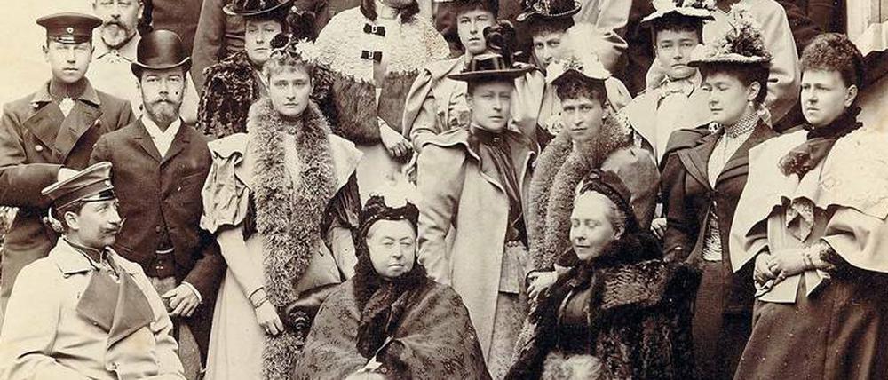 Familientreffen mit Queen Victoria (vorne Mitte) anlässlich der Fürstenhochzeit in Coburg, 1894.